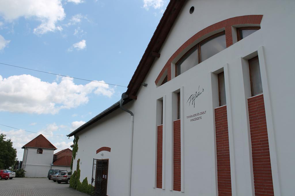 Tiffan's Pinceszet Es Panzio