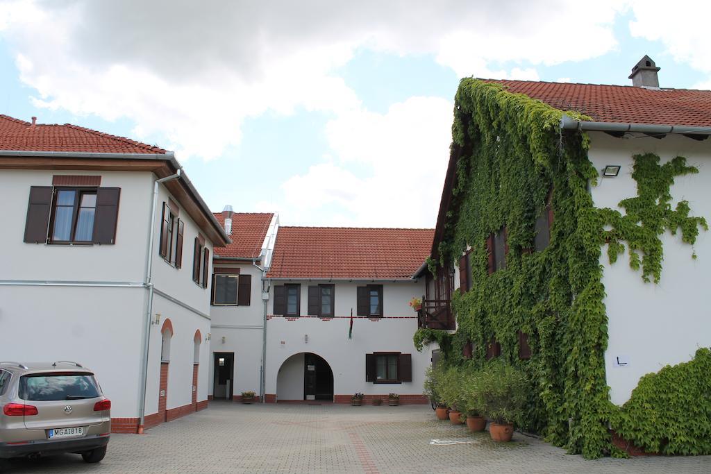 Tiffan's Pinceszet Es Panzio Villany